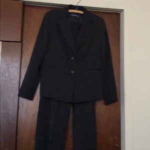 Evan Picone Pinstriped lady‘a suit